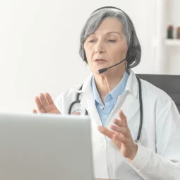 Ärztin bei einer Videosprechstunde mit TeleDoc-Starter-Software von Docs in Clouds