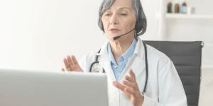 Ärztin bei einer Videosprechstunde mit TeleDoc-Starter-Software von Docs in Clouds